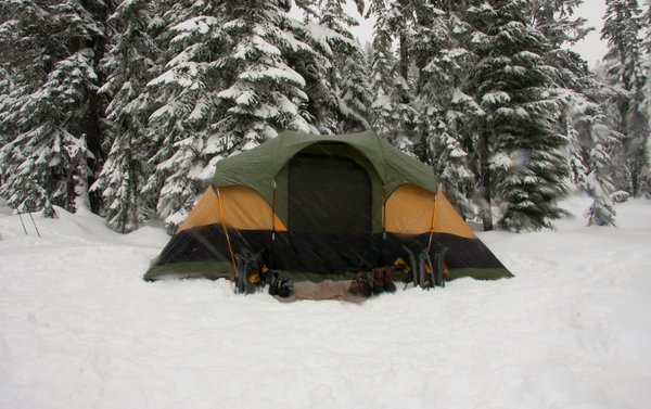 Quels sont les équipements nécessaires pour un camping en région de toundra en hiver?